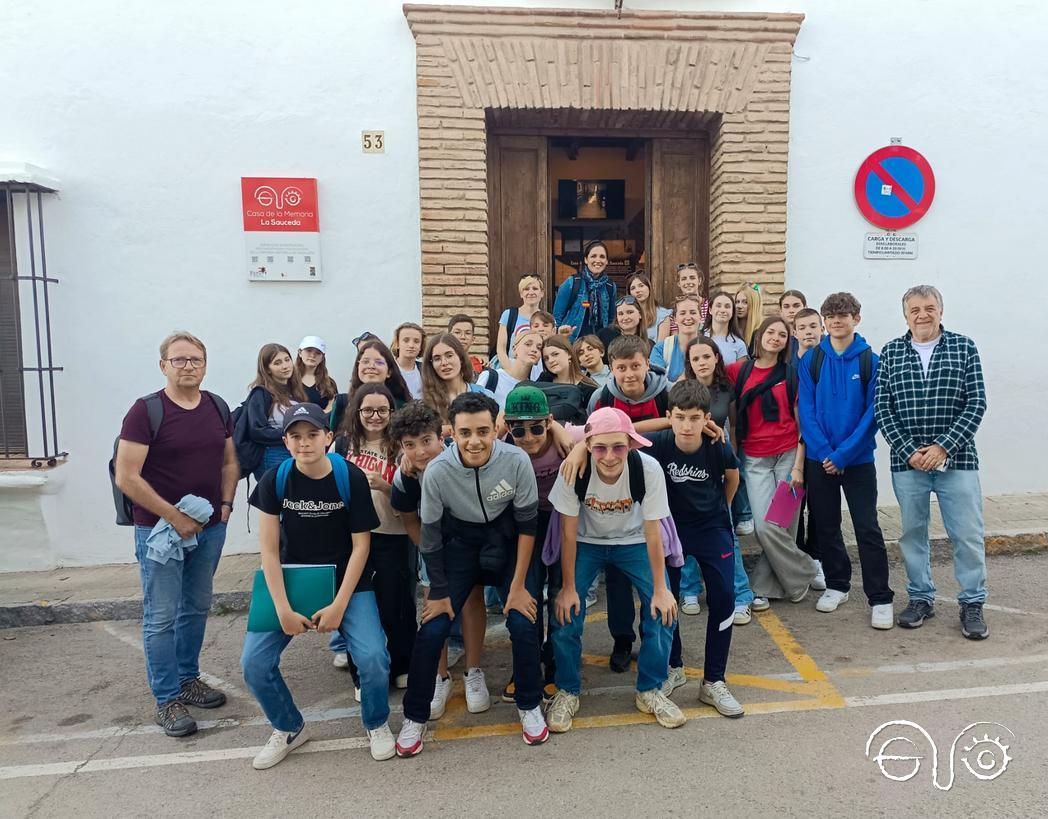 Participantes en la visita, posando a la entrada de la Casa de la Memoria La Sauceda, de Jimena de la Frontera (Cádiz).
