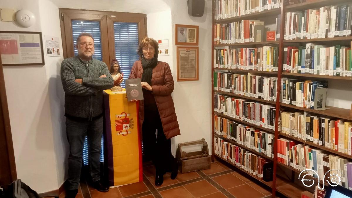 Carmen Rodeja y Andrés Rebolledo, en la biblioteca de la Casa de la Memoria.