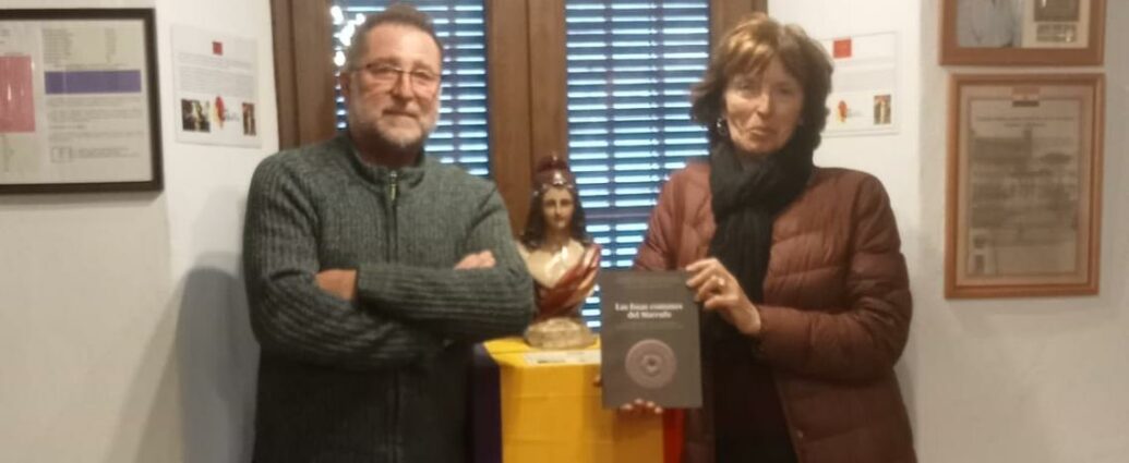 Carmen Rodeja y Andrés Rebolledo, en la biblioteca de la Casa de la Memoria.