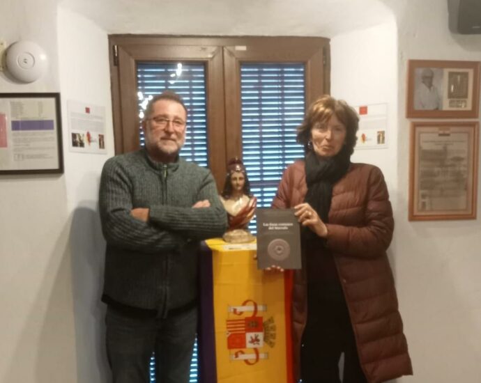 Carmen Rodeja y Andrés Rebolledo, en la biblioteca de la Casa de la Memoria.