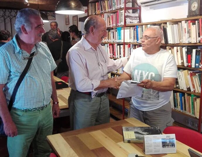 Manuel Pedrero hace entrega de la documentación a Felipe López y José María Ayala, para su depósito en el archivo de la Casa de la Memoria.
