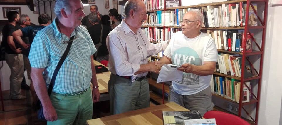 Manuel Pedrero hace entrega de la documentación a Felipe López y José María Ayala, para su depósito en el archivo de la Casa de la Memoria.