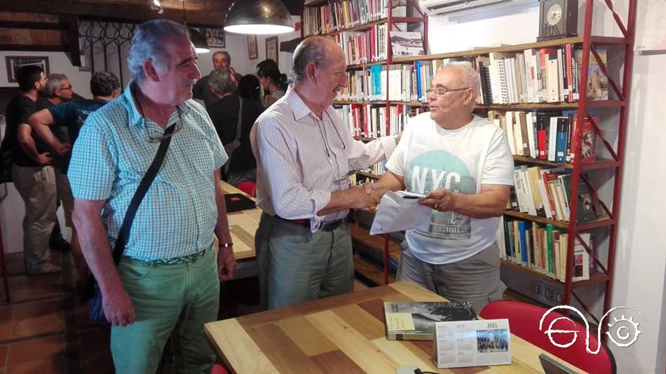Manuel Pedrero hace entrega de la documentación a Felipe López y José María Ayala, para su depósito en el archivo de la Casa de la Memoria.