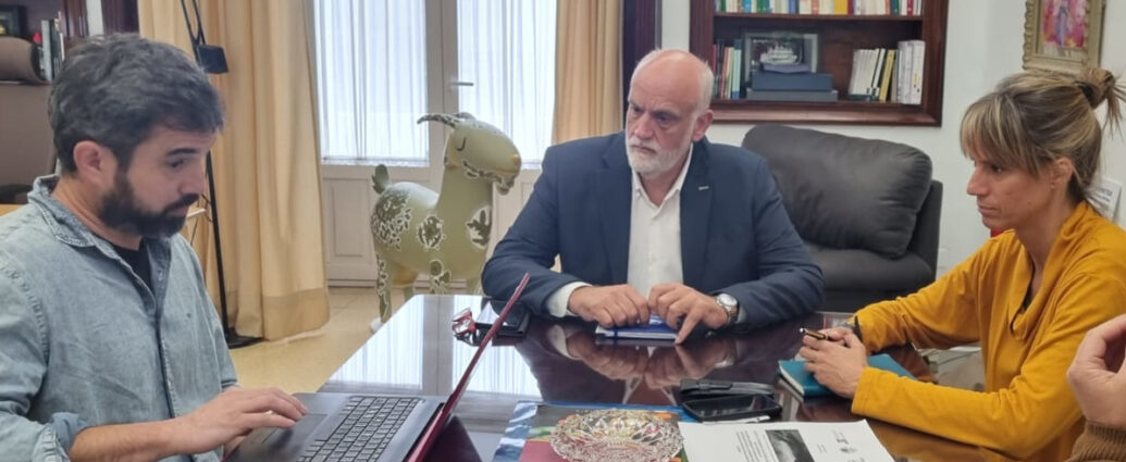 Vidal escucha las explicaciones de Roman.