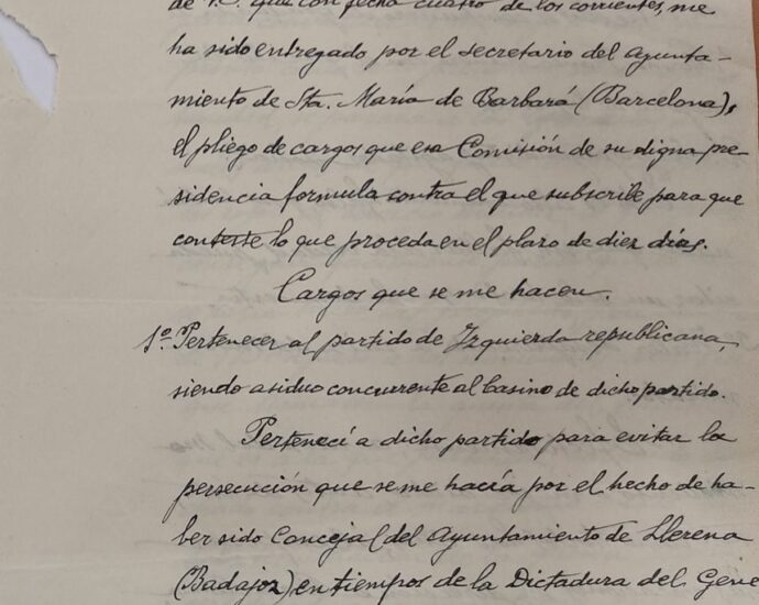 Cesáreo Moliner Villagrasa argumenta en su defensa. Lógicamente, al tratarse de un maestro, se expresa con soltura y corrección gramatical y expresiva, además de poseer una letra muy legible.