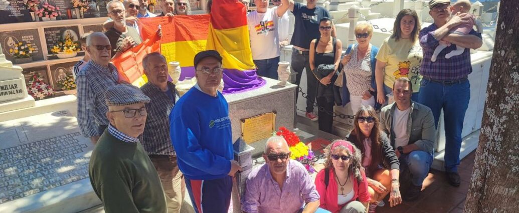 Participantes en el homenaje a las víctimas del franquismo en Cortes de la Frontera.
