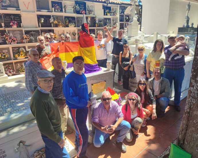 Participantes en el homenaje a las víctimas del franquismo en Cortes de la Frontera.