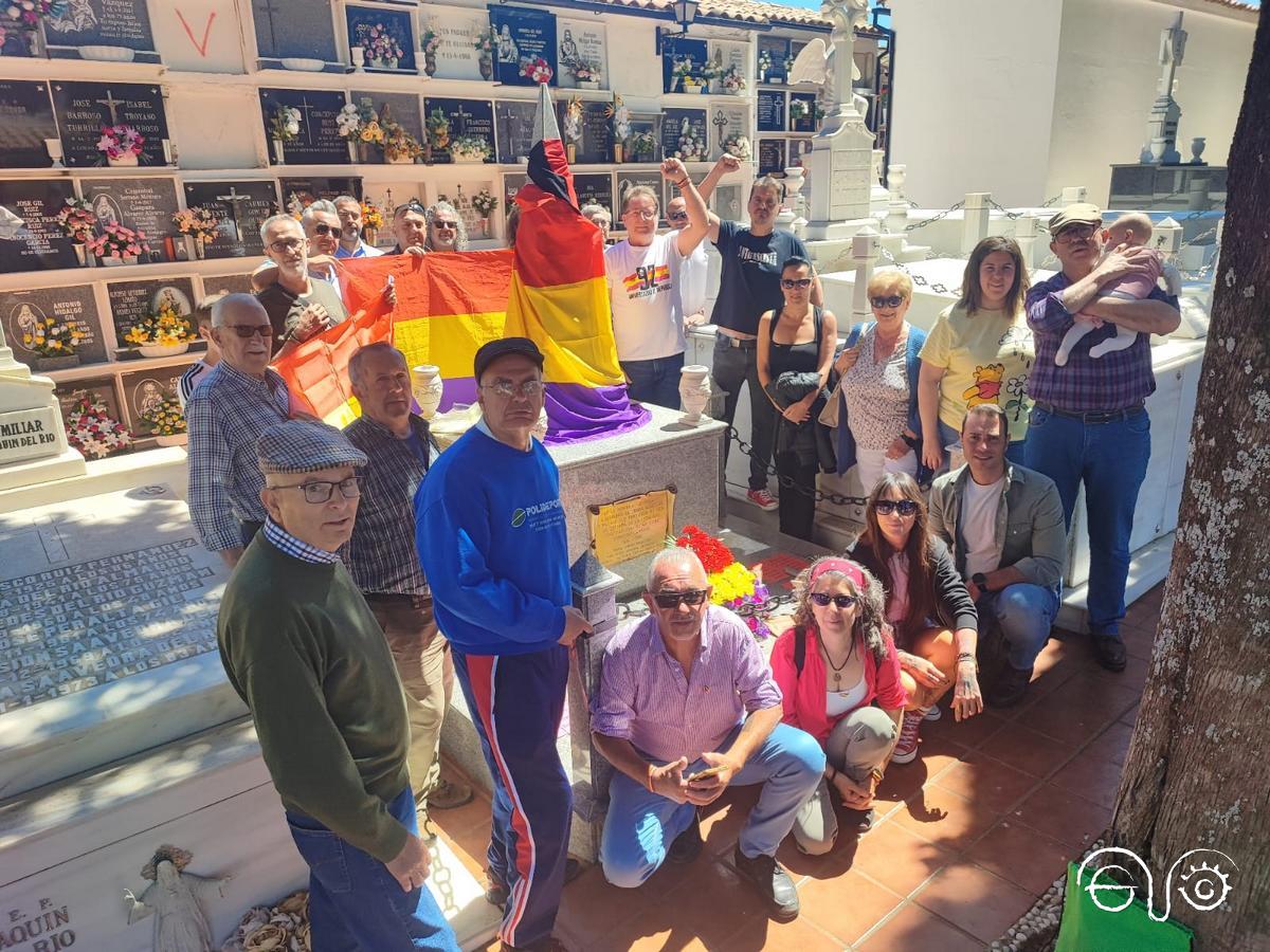 Participantes en el homenaje a las víctimas del franquismo en Cortes de la Frontera.