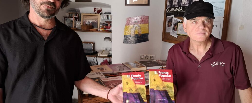 El bibliotecario de la Casa de la Memoria, Juan Manuel Pizarro Sánchez, y el autor del opúsculo, el historiador Fernando Sígler Silvera, en la Casa de la Memoria La Sauceda, de Jimena de la Frontera (Foto: Antonio Morales Benítez).