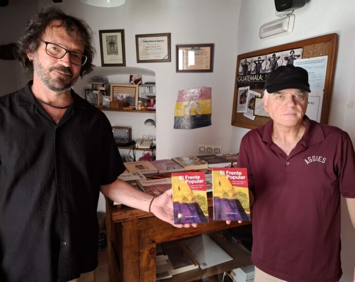 El bibliotecario de la Casa de la Memoria, Juan Manuel Pizarro Sánchez, y el autor del opúsculo, el historiador Fernando Sígler Silvera, en la Casa de la Memoria La Sauceda, de Jimena de la Frontera (Foto: Antonio Morales Benítez).