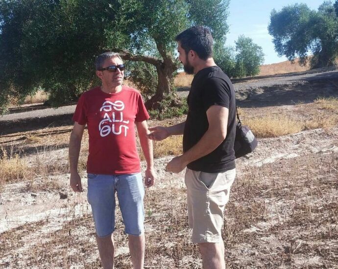 El presidente de la Asociación para la Recuperación de la Memoria Histórica de Espera, Juan Manuel Lozano Fernández, y el arqueólogo Jesús Román Román.