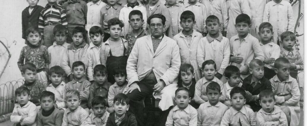 Francisco Balao Vargas con sus alumnos (Foto: Balao de los Ríos, Francisco: «Mi abuelo Francisco Balao Vargas», en Con Jerez al fondo, 25/6/2014, http://conjerezalfondo.blogspot.com/2014/06/mi-abuelo-francisco-balao-vargas.html).