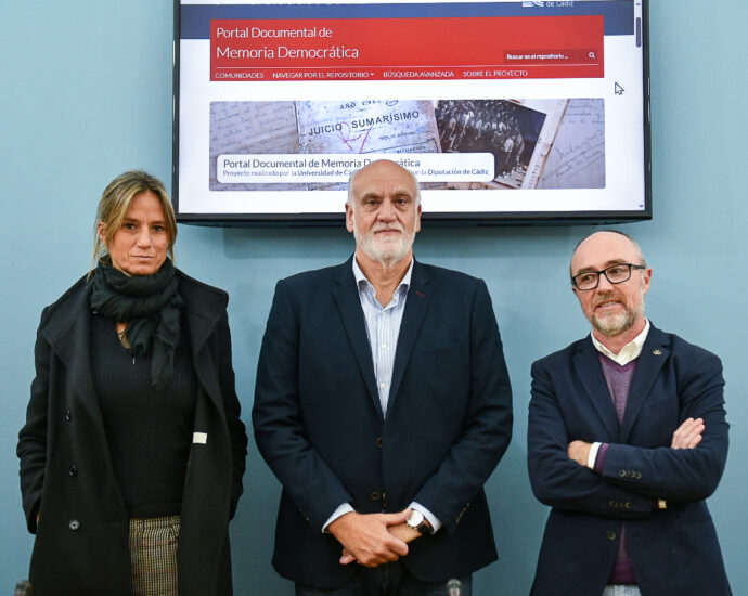 El diputado provincial de Memoria Democrática, Javier Vidal, con el vicerrector de la UCA, Gonzalo Sanchez, y a directora del Área de Transición Ecológica y Desarrollo a la Ciudadanía, Maite Fernández-Mota.