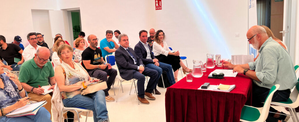 Reunión del diputado provincial de Memoria Histórica y Democrática, Javier Vidal, con representantes de entidades memorialistas de la provincia de Cádiz.