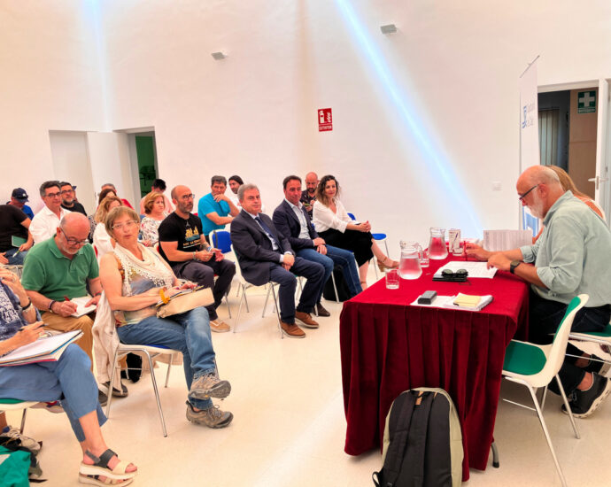 Reunión del diputado provincial de Memoria Histórica y Democrática, Javier Vidal, con representantes de entidades memorialistas de la provincia de Cádiz.