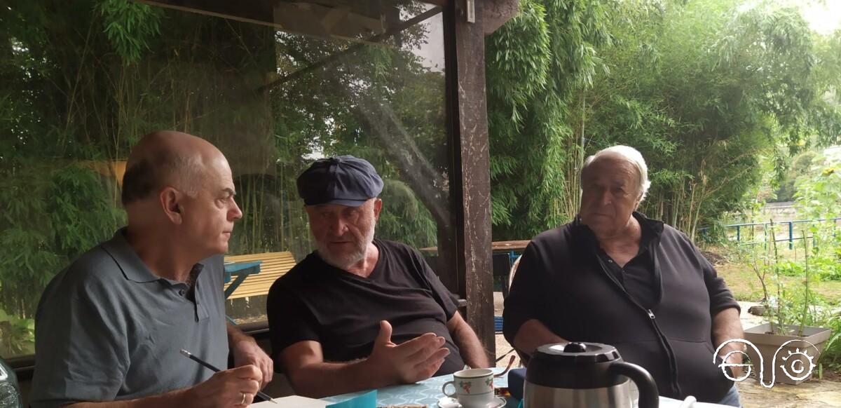Los hermanos Louis y Antoine Soto, hijos y nietos de republicanos españoles refugiados en Francia y deportados a Dachau, con el autor del opúsculo, en Figeac (Francia) en agosto de 2024.