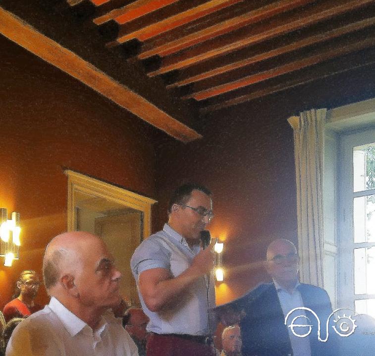 El responsable del Servicio de Patrimonio de Figeac, Benjamin Philip, entre el alcalde y el autor del opúsculo.