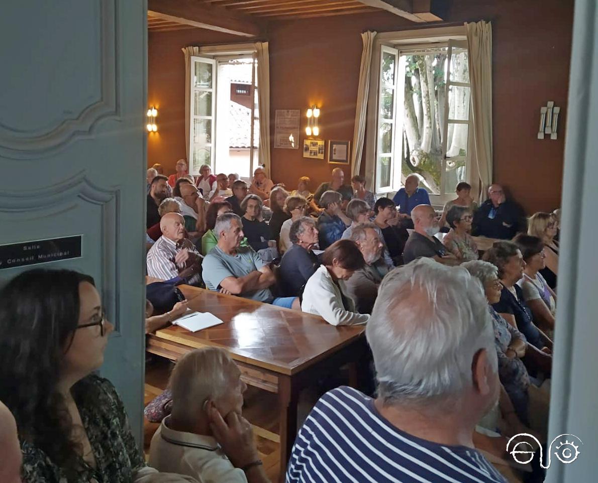 Público asistente, que llenó la sala municipal.