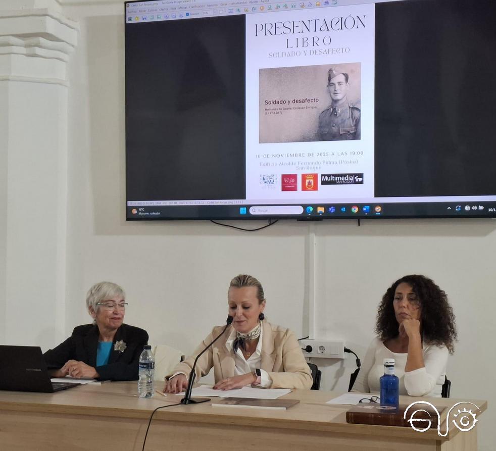 La concejala delegada de Cultura, Ana Ruiz Domínguez, durante su intervención, entre Malgara García y Lola Alto.