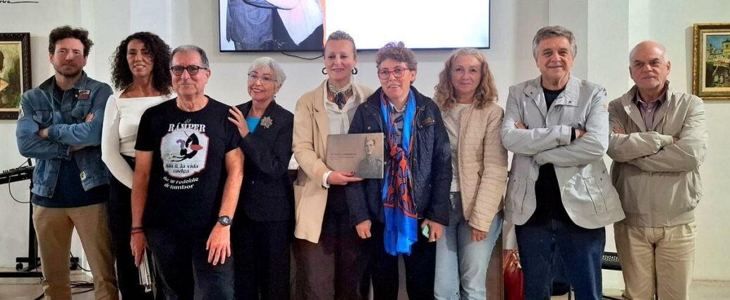 La concejala de Cultura, familiares de Gabriel Enríquez y colaboradores de la edición del libro.