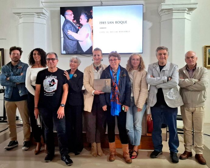 La concejala de Cultura, familiares de Gabriel Enríquez y colaboradores de la edición del libro.