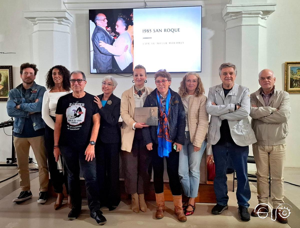 La concejala de Cultura, familiares de Gabriel Enríquez y colaboradores de la edición del libro.