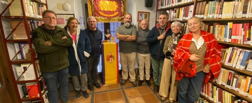 Pedro Rodríguez y Paco Ramos, con miembros de la Asociación Casa de la Memoria, en la biblioteca.
