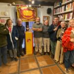 Pedro Rodríguez y Paco Ramos, con miembros de la Asociación Casa de la Memoria, en la biblioteca.