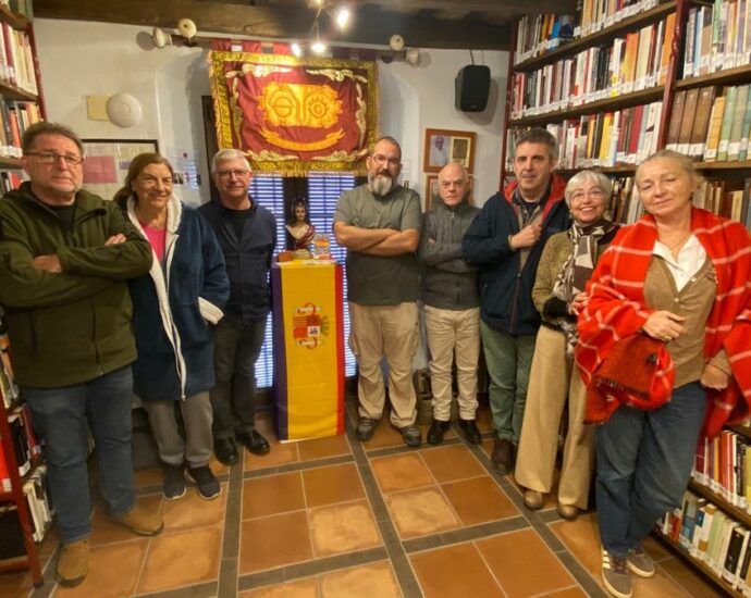 Pedro Rodríguez y Paco Ramos, con miembros de la Asociación Casa de la Memoria, en la biblioteca.