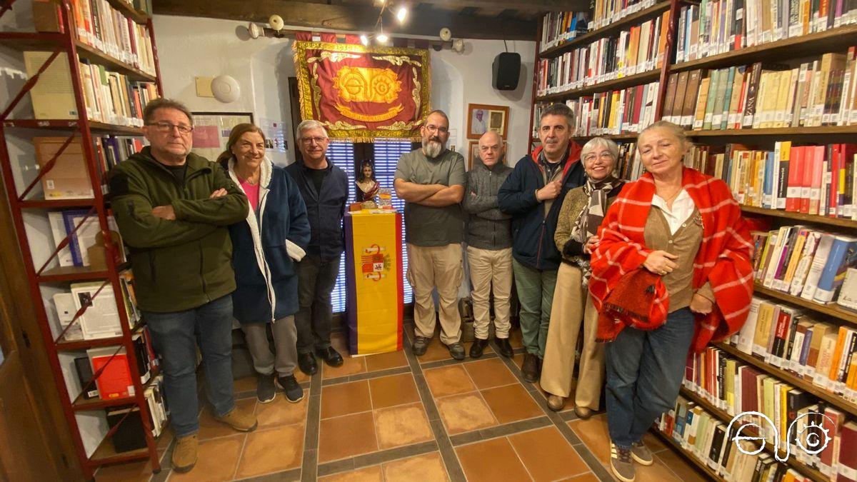 Pedro Rodríguez y Paco Ramos, con miembros de la Asociación Casa de la Memoria, en la biblioteca.