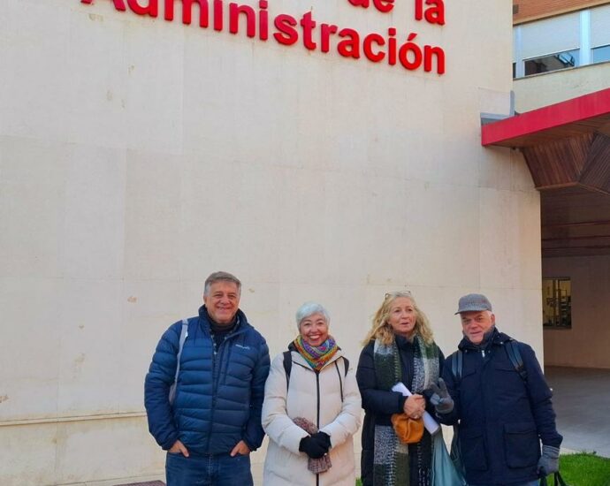 Investigadores de la Casa de la Memoria, en el Archivo General de la Administración, en Alcalá de Henares (Madrid), 20/11/2025..