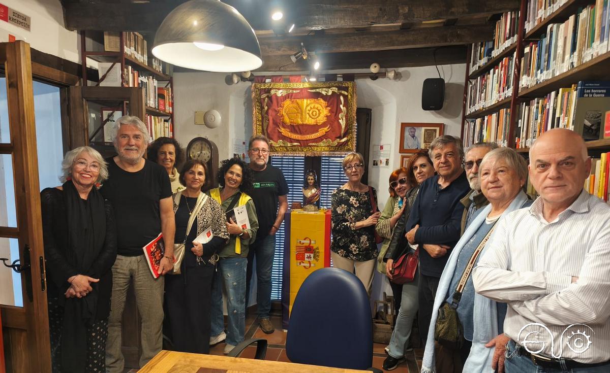 Representantes del Club de Lectura de Ubrique, en la Casa de la Memoria La Sauceda, con colaboradores de este centro documental.