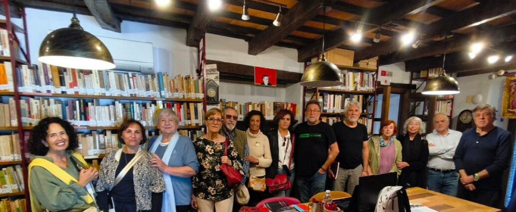 Miembros del Club de Lectura de la Biblioteca Municipal "Blas Infante" de Ubrique, en la Biblioteca "Javier Núñez Yáñez" de la Casa de la Memoria La Sauceda.