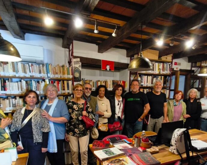 Miembros del Club de Lectura de la Biblioteca Municipal "Blas Infante" de Ubrique, en la Biblioteca "Javier Núñez Yáñez" de la Casa de la Memoria La Sauceda.