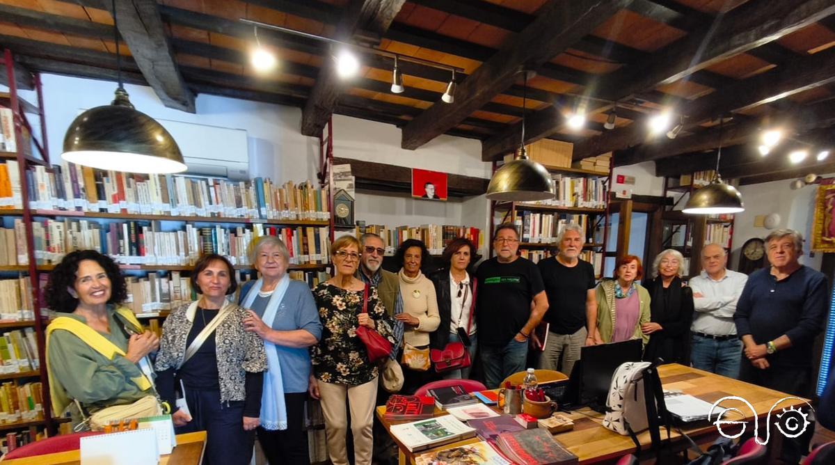 Miembros del Club de Lectura de la Biblioteca Municipal "Blas Infante" de Ubrique, en la Biblioteca "Javier Núñez Yáñez" de la Casa de la Memoria La Sauceda.