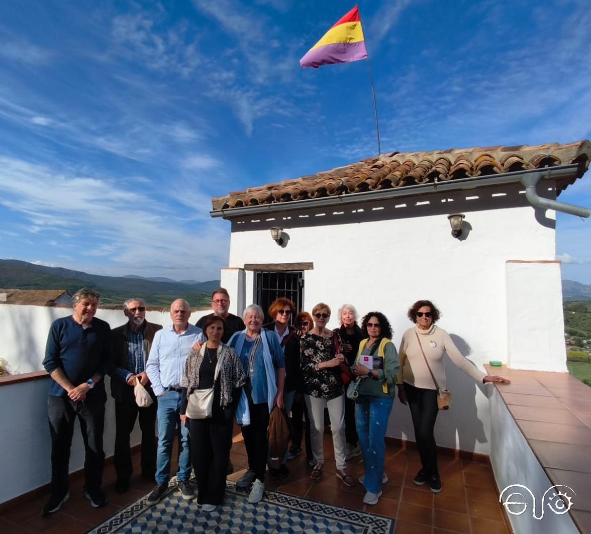 Participantes en la visita guiada, en la azotea de la Casa de la Memoria La Sauceda.