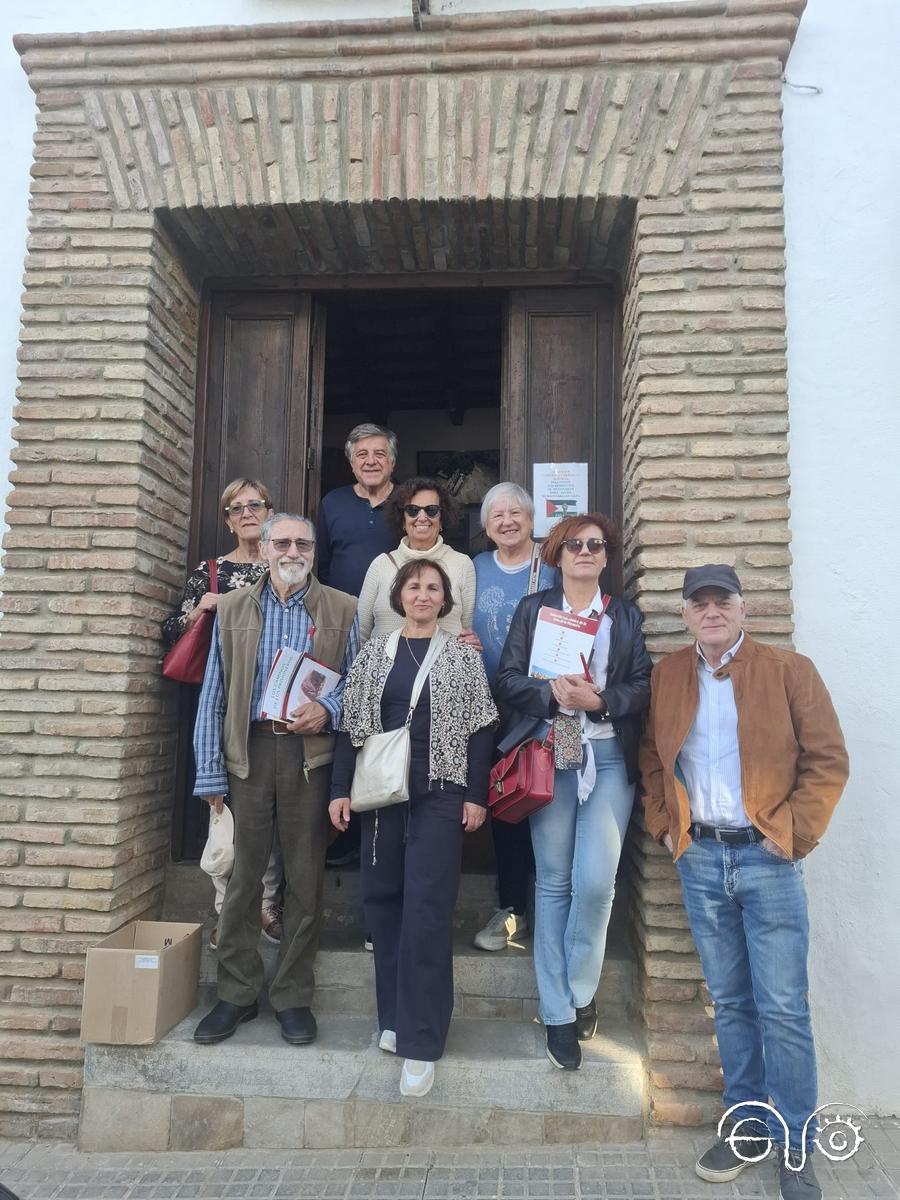 Representantes del Club de Lectura de Ubrique, con los historiadores Antonio Morales y Fernando Sígler, en la puerta de la Casa de la Memoria.